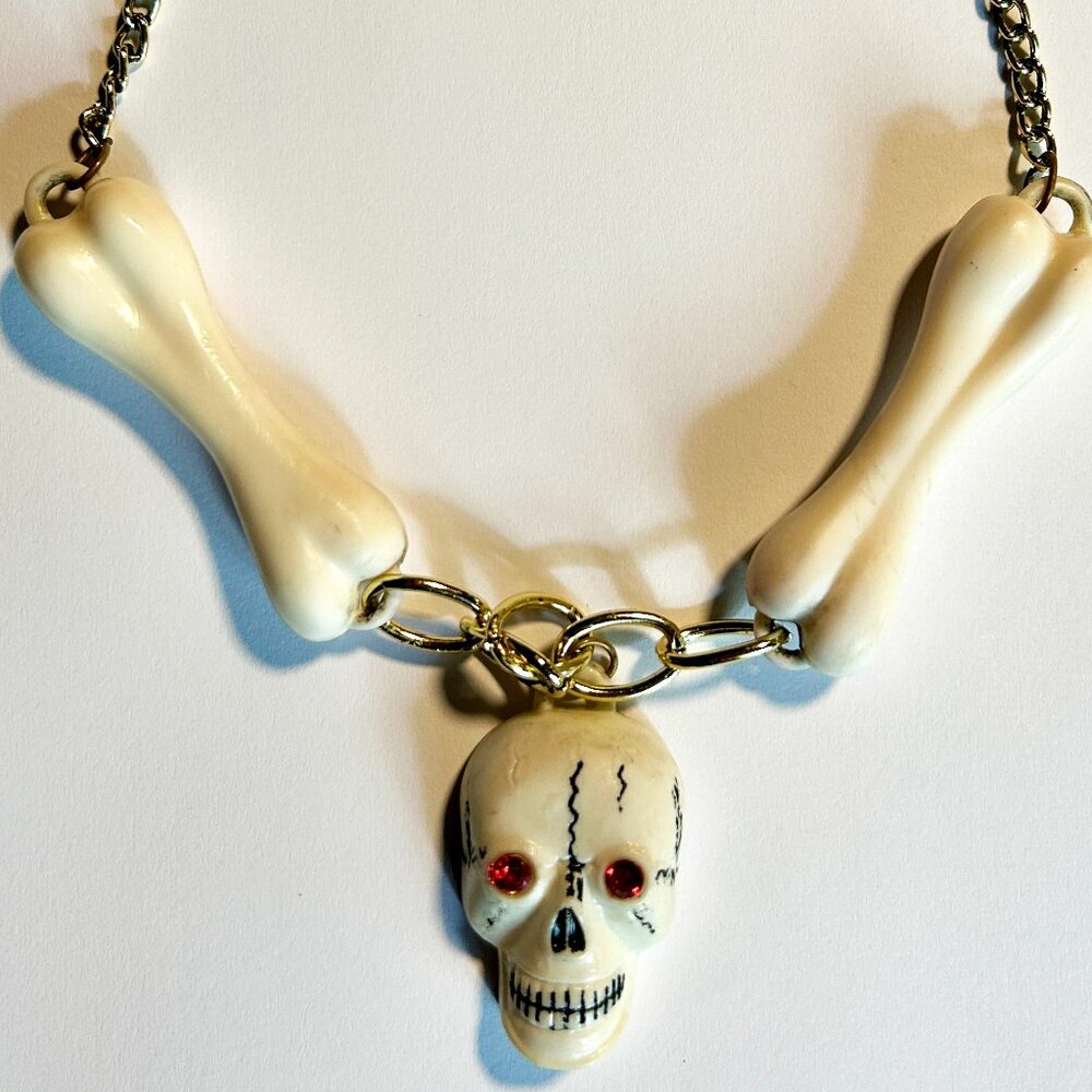 Vintage skull necklace 70s or 80s. Vintage Halloween